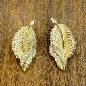 Sarah Coventry vintage gold tone rhinestone textured leaf clip on earrings